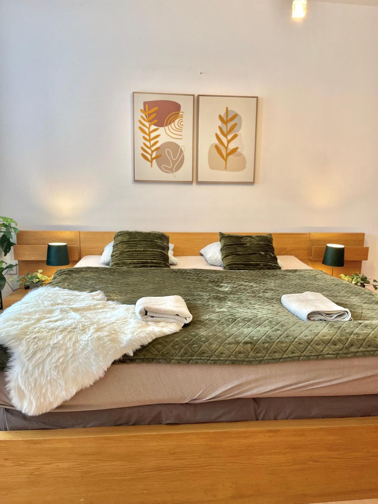 Apartment Tina - Old Town, Ac, Free Private Parking บราติสลาวา ภายนอก รูปภาพ
