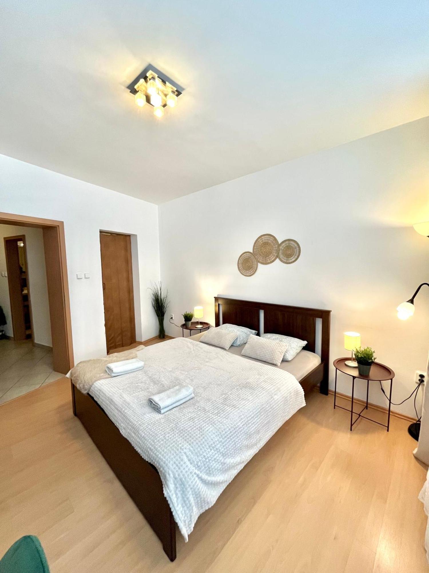 Apartment Tina - Old Town, Ac, Free Private Parking บราติสลาวา ภายนอก รูปภาพ