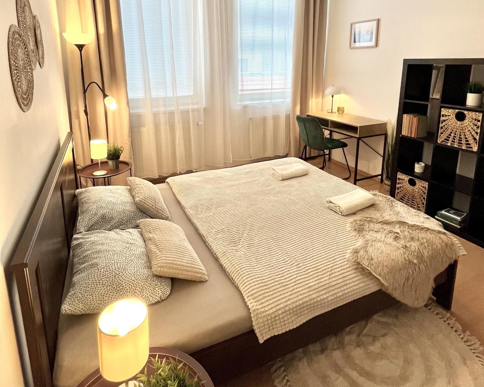 Apartment Tina - Old Town, Ac, Free Private Parking บราติสลาวา ภายนอก รูปภาพ
